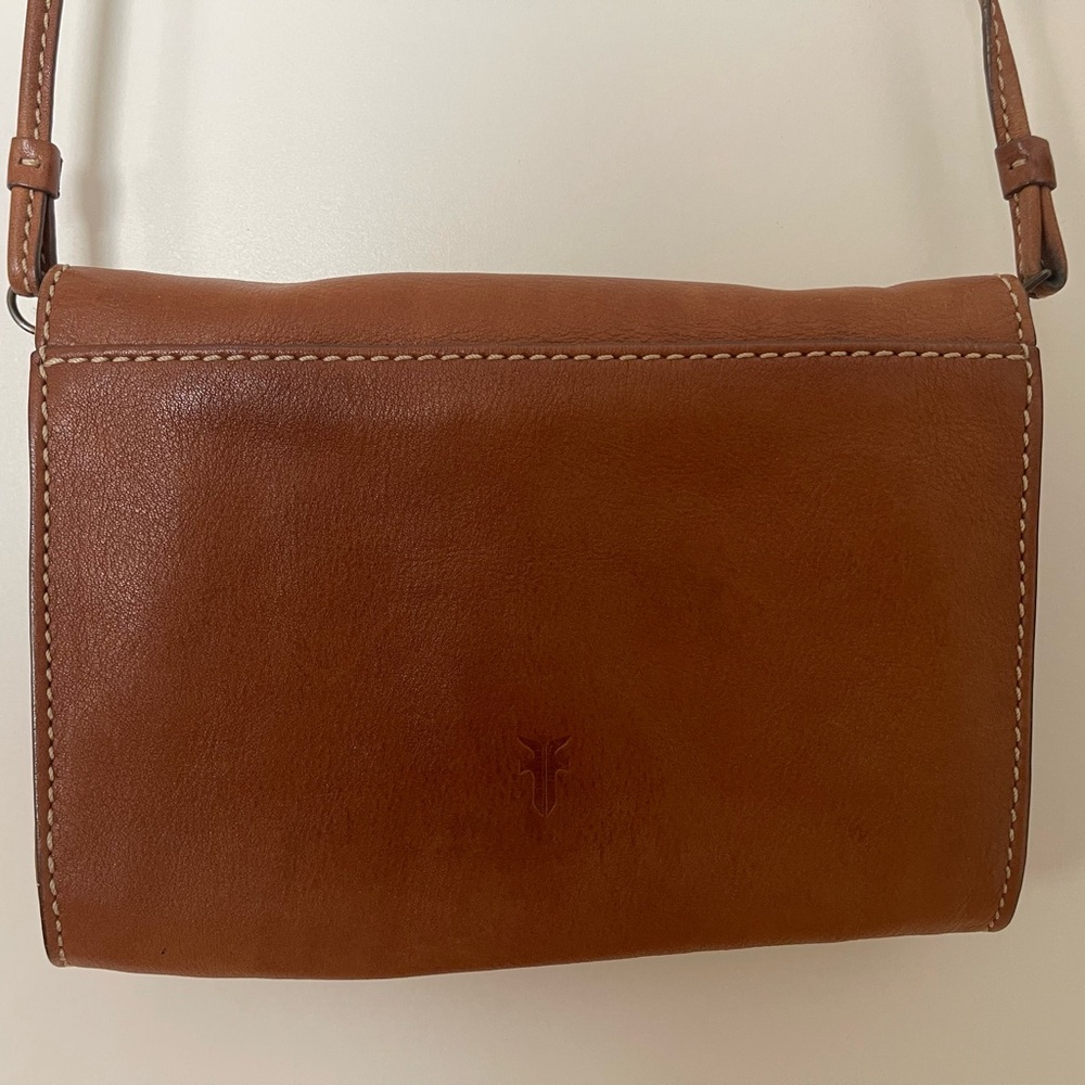 Elegant Brown Leather Crossbody Bag - Picture 2 of 5